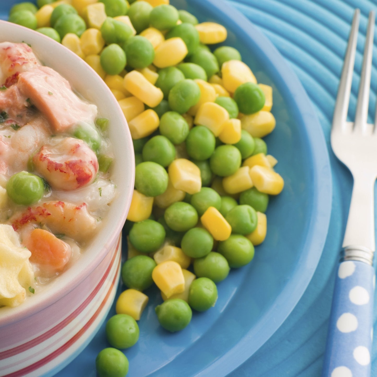 Can of Augason Farms freeze-dried peas with 30 servings, showing the product label and open can of bright green peas inside.