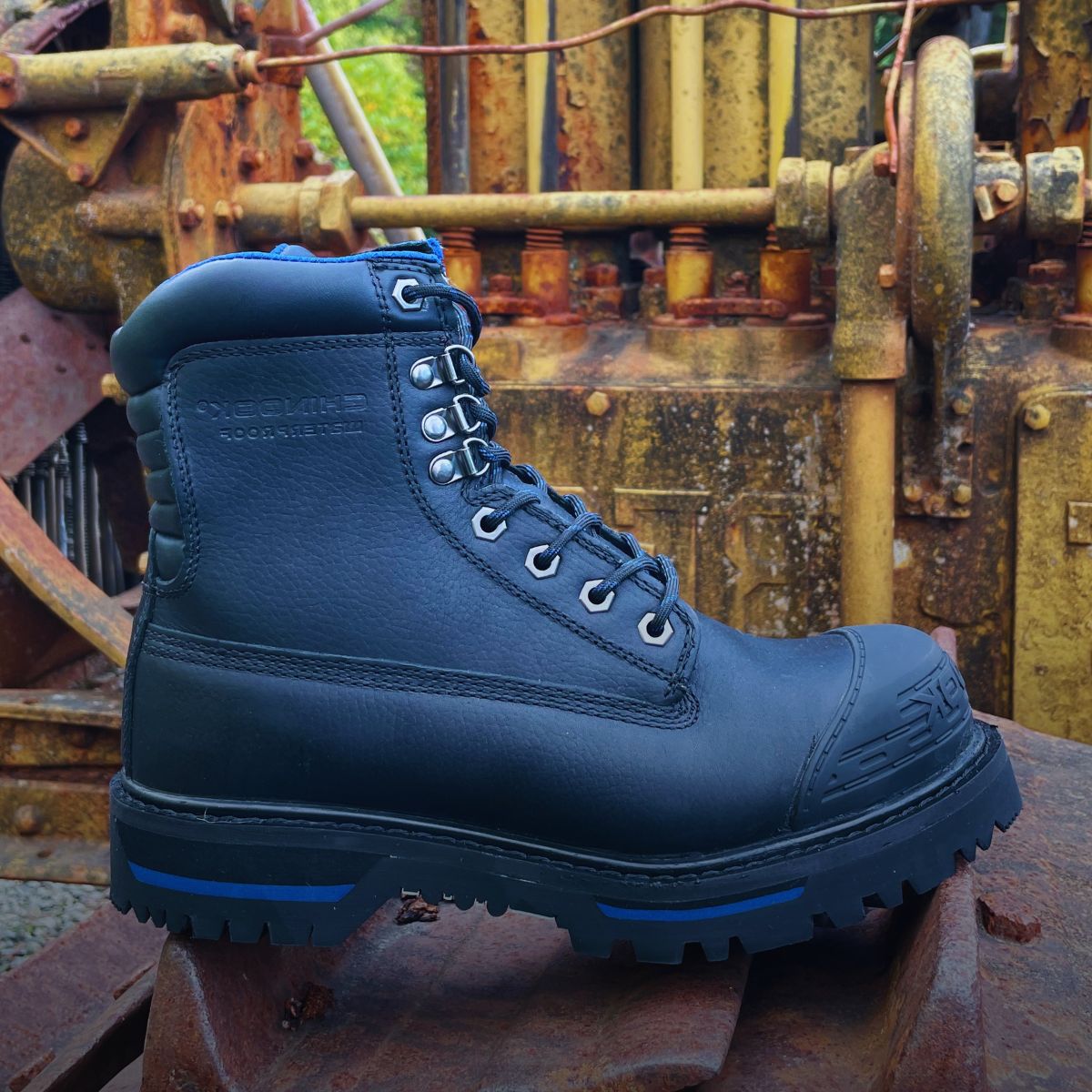 Black Chinook® Tarantula 8-inch steel toe waterproof work boot for men, featuring durable leather and rugged slip-resistant outsole.