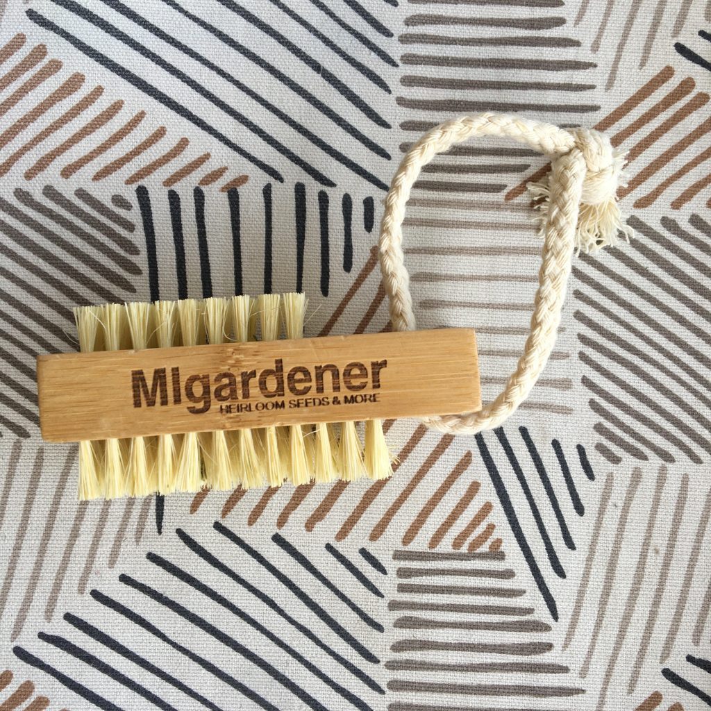 MIgardener nail brush with sturdy handle and soft bristles, ideal for cleaning nails and hands effectively.
