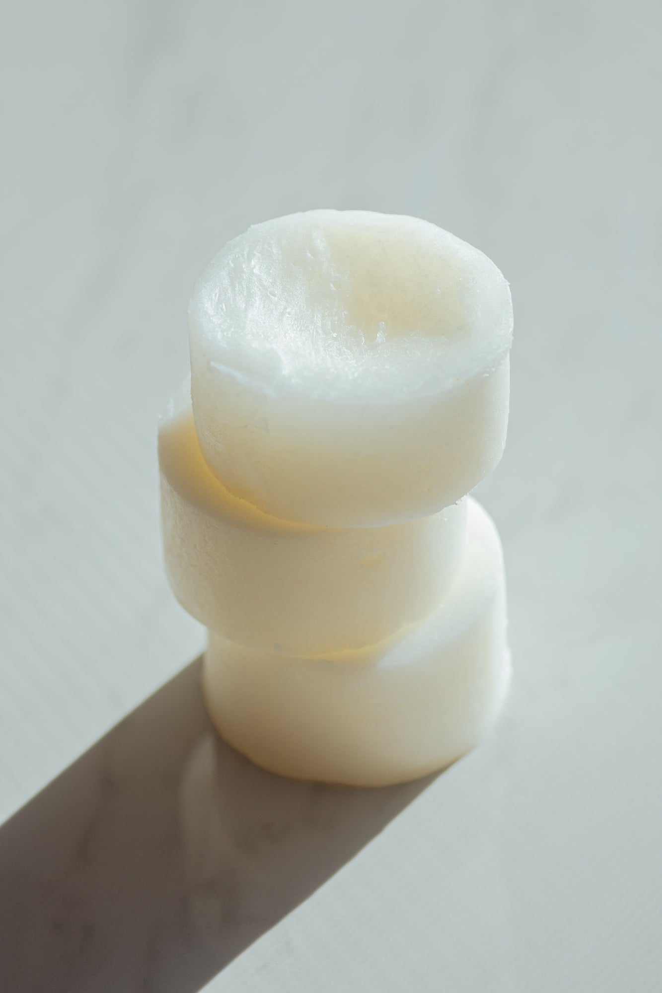 No Tox Life SOLIDSILK Delicate Volume Shampoo bar, natural body care product with gentle cleansing for delicate hair.