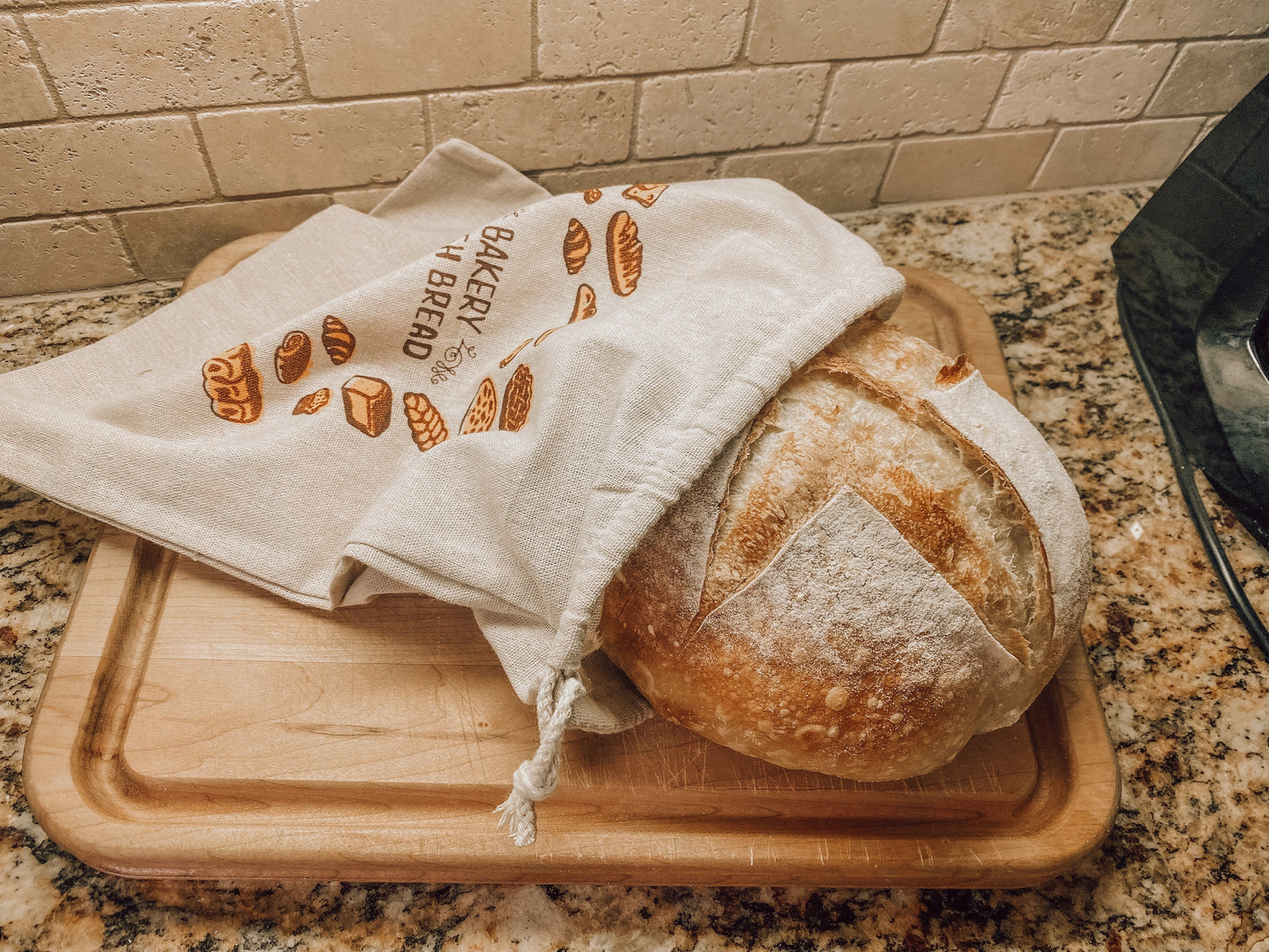 Onic Brands LLC bread bag used for storing and protecting bread, featuring a breathable fabric and Onic Brands logo.
