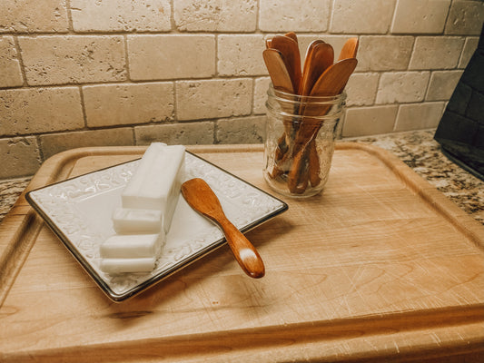 Onic Brands wooden butter knife with smooth handle and rounded blade, ideal for spreading butter or soft spreads.