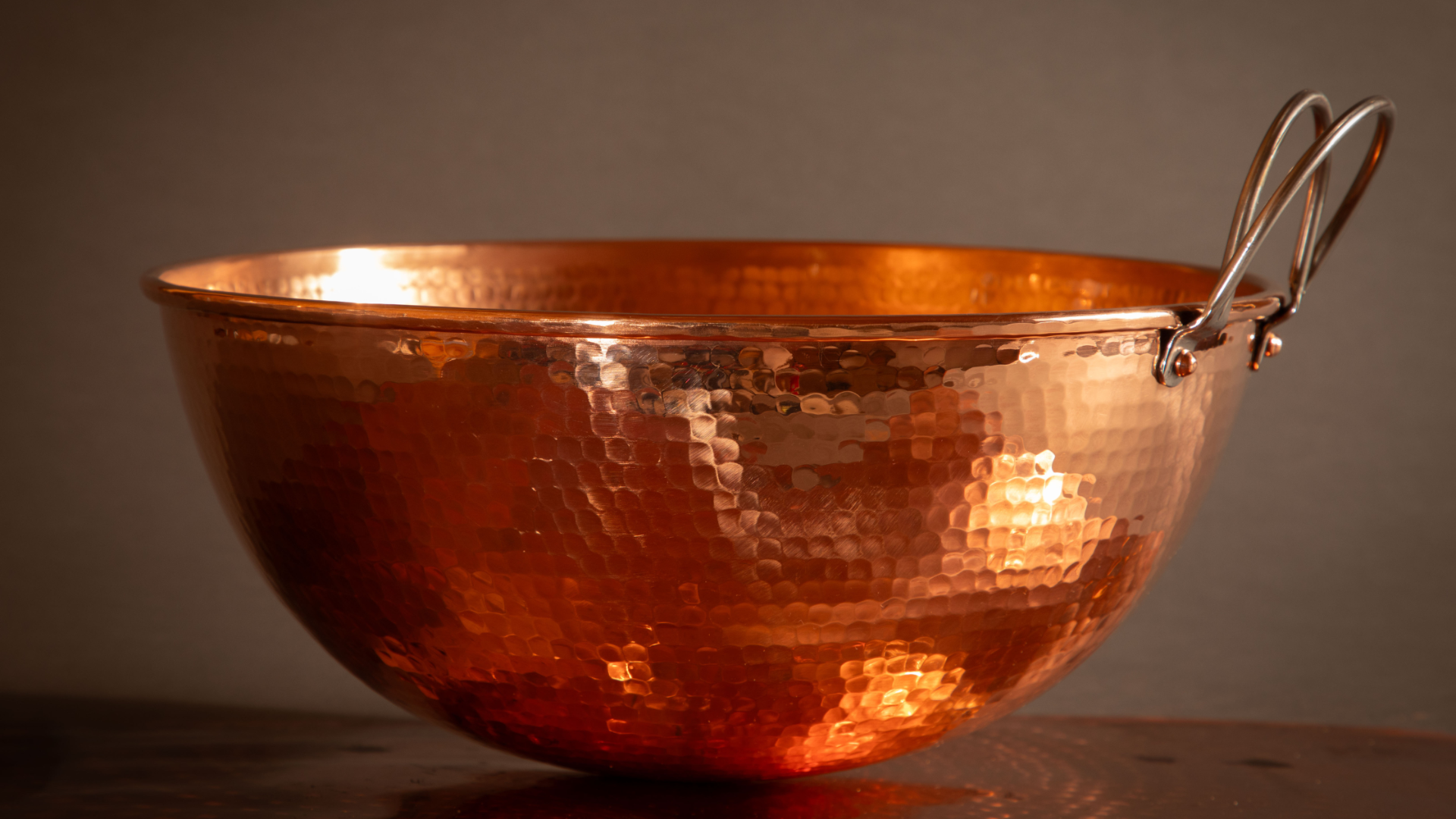 Set of three Sertodo copper mixing bowls in varying sizes, with hammered finish and polished interiors.