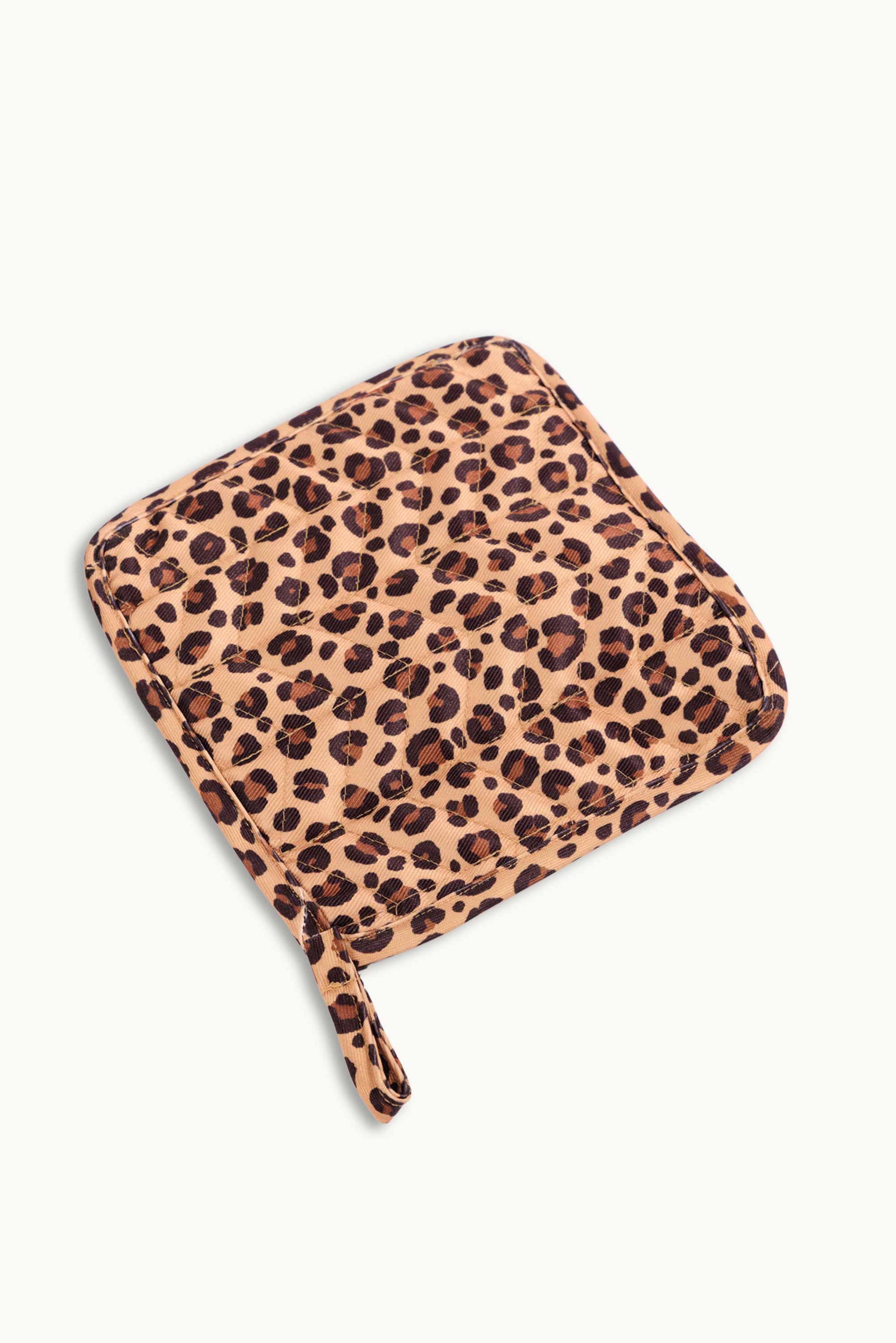 Lynnee oven mitt and pot holder set in hot pink leopard print, featuring quilted fabric and heat-resistant design.