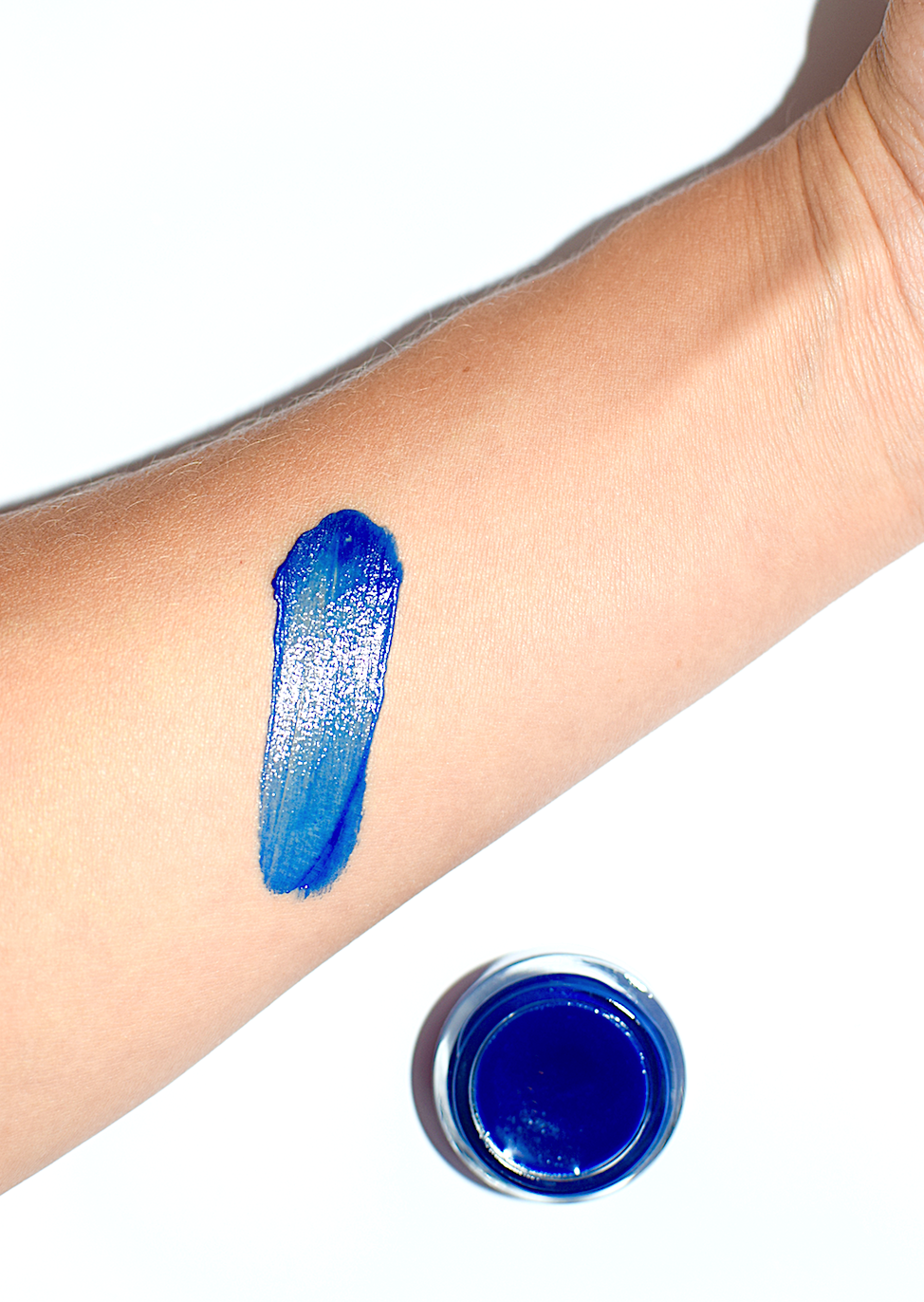 Sea lip balm from plant makeup, a body makeup product, shown in the image with its packaging and applicator.