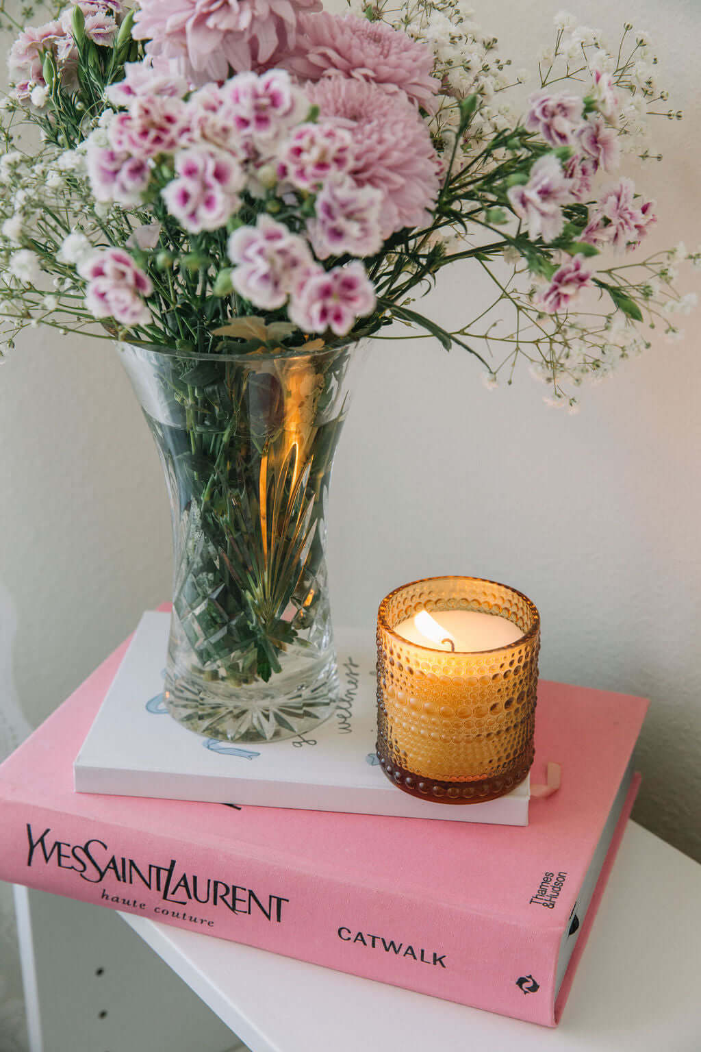 Bluecorn Candles Aromática DIY scented candle gift set with glassware and luxury fragrance candles, arranged in a stylish display.