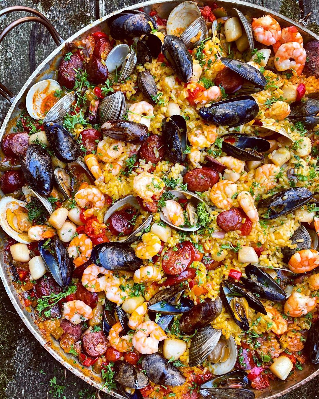Sertodo Alicante Copper Paella Pan filled with prepared paella, showcasing its round shape and copper finish for cooking authentic Spanish dishes.