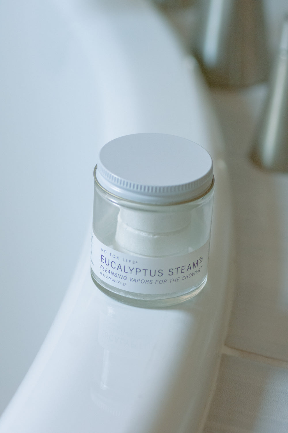 Mini jar of NO TOX LIFE Eucalyptus Steam cleansing vapors for the shower, featuring natural eucalyptus leaves and vapor capsules.