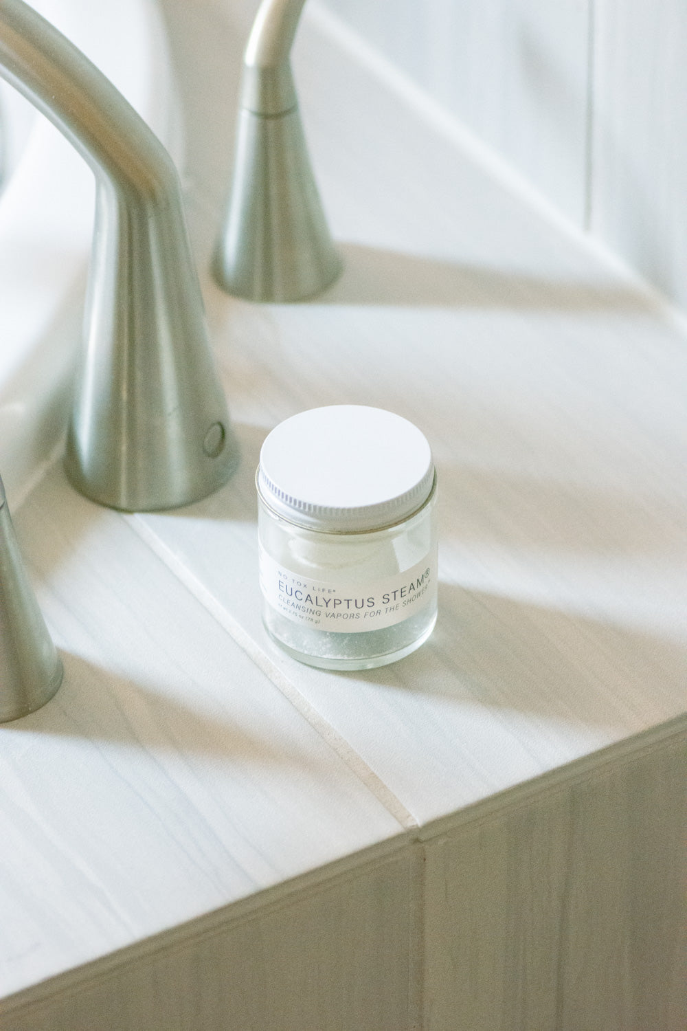 Mini jar of NO TOX LIFE Eucalyptus Steam® cleansing vapors for shower, featuring natural eucalyptus aroma in a compact container.