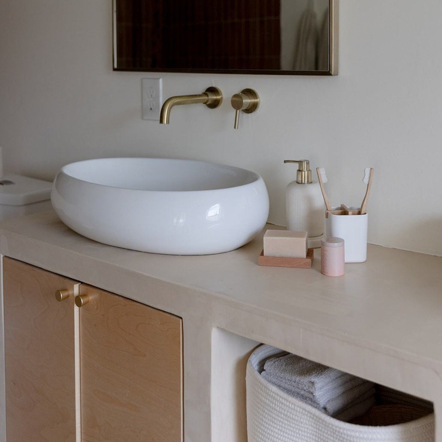 White or black bamboo fiber and corn starch bathroom brush holder, eco-friendly Zero Waste bathroom accessory.